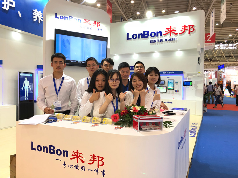 MK体育第19届全国医院建设大会展位工作人员合影图